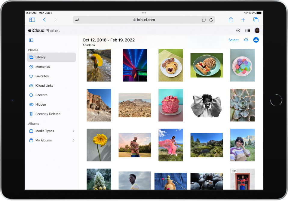 Приложение «Фото», открытое на iPhone, iPad и компьютере Mac. Показаны две одинаковые коллекции «Воспоминания»: «Индийское приключение» и «Поездка века».