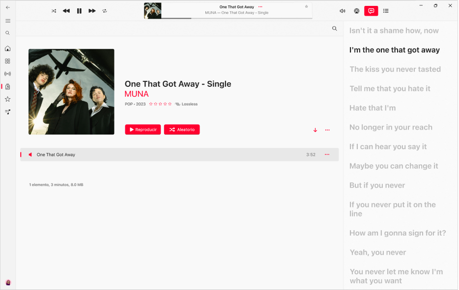 Una canción en reproducción con letra a la derecha, que se muestra sincronizada con la música.