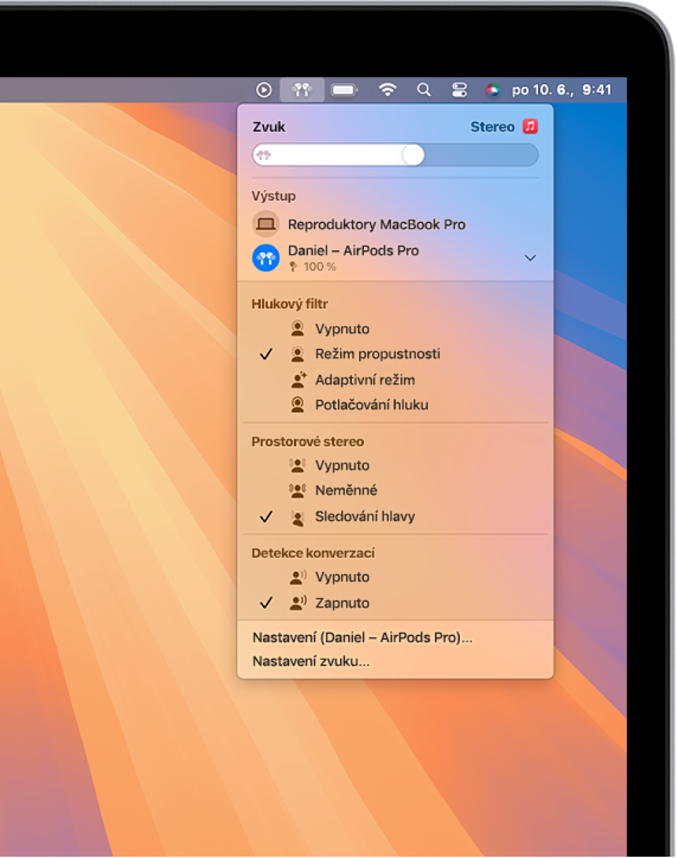 Je vybrána ikona AirPodů v pravé horní části řádku nabídek na Macu. U AirPodů Pro je v oddílu Hlukový filtr vybrána volba Režim propustnosti a v oddílu Prostorové stereo je vybrána volba Sledování hlavy.
