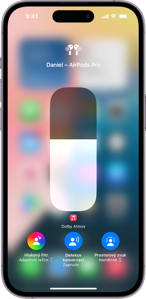 Obrazovka hlasitosti v Ovládacím centru se zobrazenou úrovní hlasitosti AirPodů Max. Pod indikátorem hlasitosti se nacházejí volby hlukového filtru, zleva doprava s volbami Potlačování hluku, Vypnuto a Režim propustnosti.