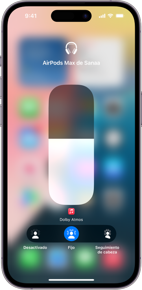 La pantalla de volumen en el centro de control mostrando el nivel de volumen de los AirPods Max. Debajo del indicador de volumen se encuentra las opciones del audio espacial. Las opciones son: Desactivado, Fijo y Seguimiento de la cabeza.