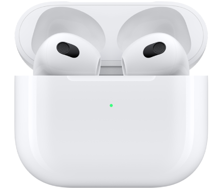 AirPods 3 dans leur étui de recharge.