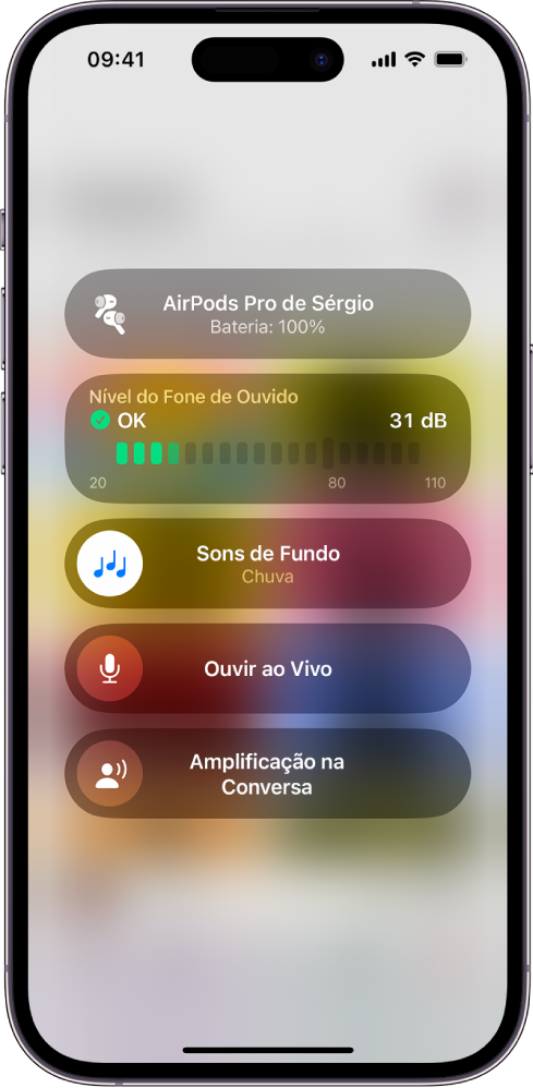 Tela Dispositivos Auditivos na Central de Controle. Da parte superior para a inferior, ela possui o Nível do Fone de Ouvido em decibéis, Adaptações de Fone de Ouvido, Sons de Fundo, Ouvir ao Vivo e Amplificação na Conversa.