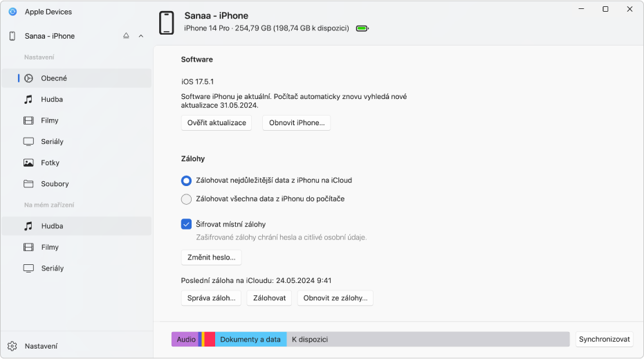 Hlavní okno aplikace Apple Devices s nastavením softwaru, zálohování a dalších voleb.