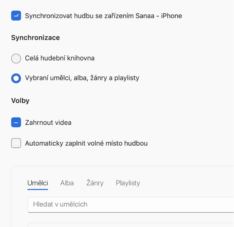 Zaškrtávací políčko „Synchronizovat hudbu se zařízením“ s dalšími volbami pro synchronizaci celé knihovny nebo jen vybrané hudby, videí a hlasových záznamů