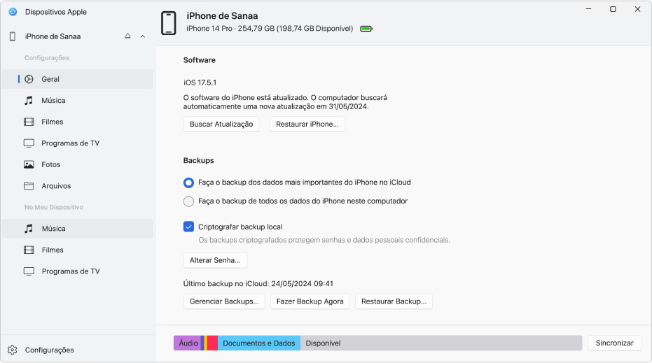 Janela principal do app Dispositivos Apple mostrando o software, backup e outras opções.