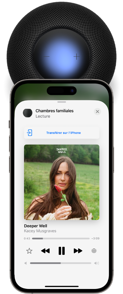 Un iPhone près du sommet du HomePod. Sur l’écran de l’iPhone, le bouton « Transférer sur l’iPhone » s’affiche au-dessus du morceau en cours de lecture sur le HomePod.