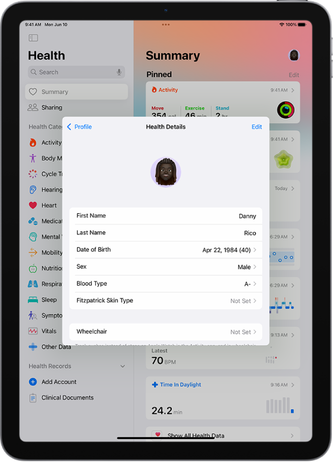 La pantalla de detalls del perfil de salut, que inclou camps per al nom, la data de naixement, el grup sanguini i altra informació.