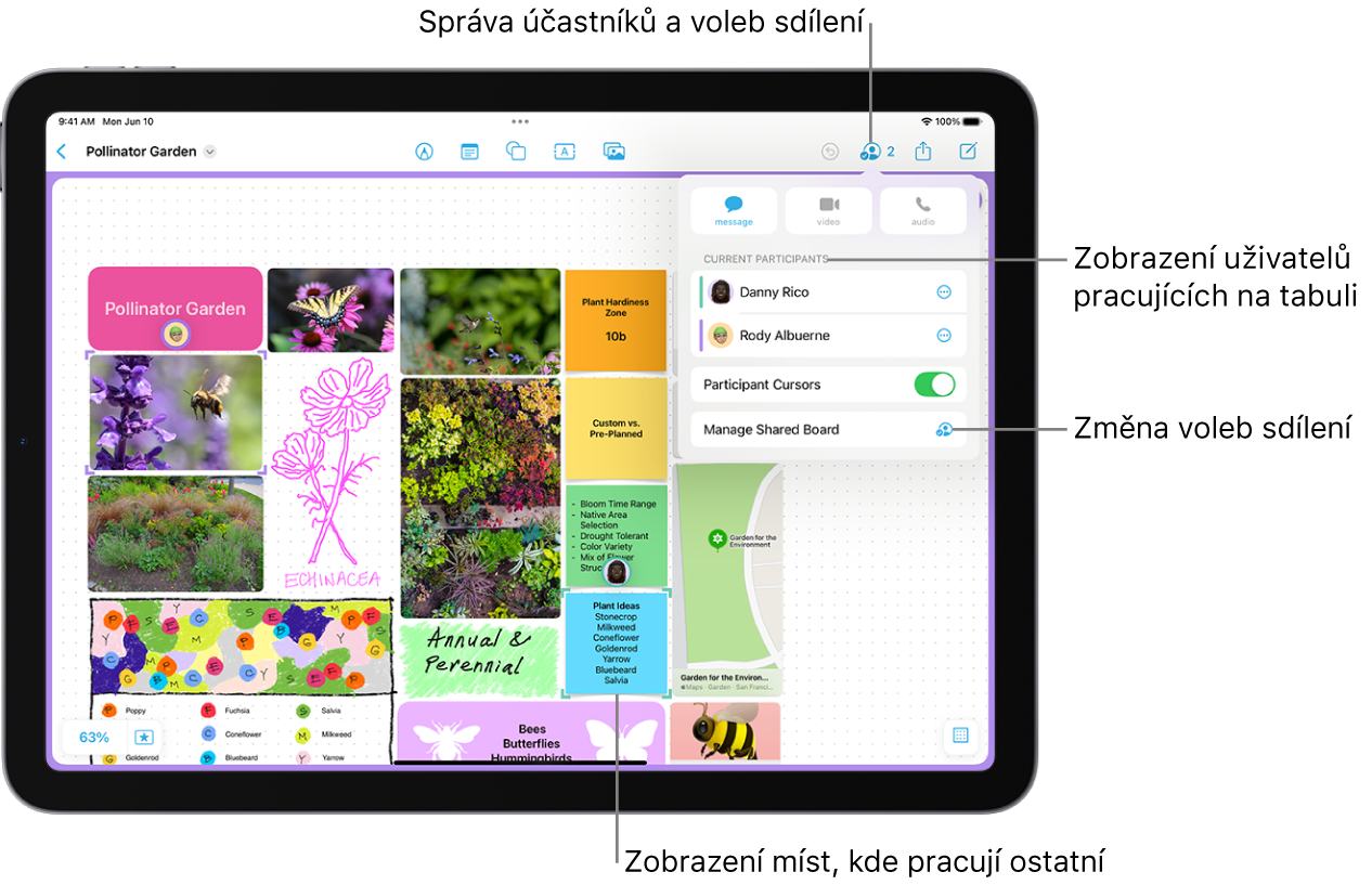 Sdílená tabule aplikace Freeform na iPadu s otevřenou nabídkou pro spolupráci a s fialovými značkami zaškrtnutí, které na tabuli označují pozici jiného účastníka