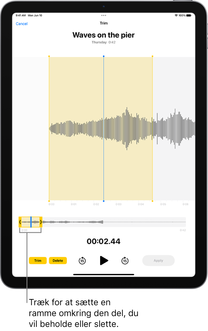 En optagelse er ved at blive redigeret, med de gule tilpasningshåndtag nederst på skærmen, hvor de markerer et stykke af lydbølgeformen. Knappen Tilpas (til sletning af den del af optagelsen, der er uden for håndtagene) og knappen Slet (til sletning af den del af optagelsen, der er inden for håndtagene) er placeret til venstre for betjeningspanelet til afspilning.