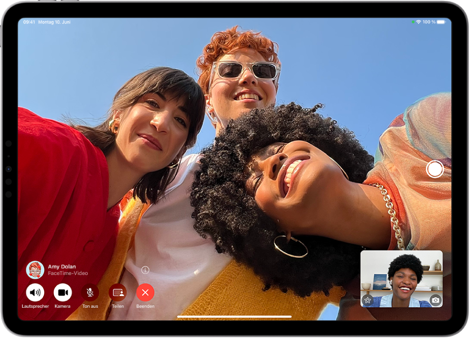 Ein FaceTime-Gruppenanruf mit vier Teilnehmenden. Das Bild der anrufenden Person wird in einem kleinen Rechteck unten rechts angezeigt.