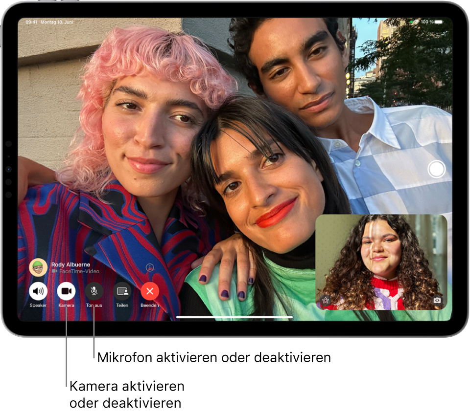 Der Bildschirm „FaceTime“ während eines Anrufs. Das Bild der anrufenden Person wird in einem kleinen Rechteck rechts unten angezeigt. Das Bild der Person, die angerufen wird, füllt den Bildschirm. Am unteren Bildschirmrand befinden sich die FaceTime-Steuerelemente, einschließlich der Tasten „Lautsprecher“, „Kamera“, „Stumm“, „Inhalte teilen“ und „Ende“. Über den Steuerelementen sind der Name oder der Apple Account der Person zu sehen, mit der du sprichst.