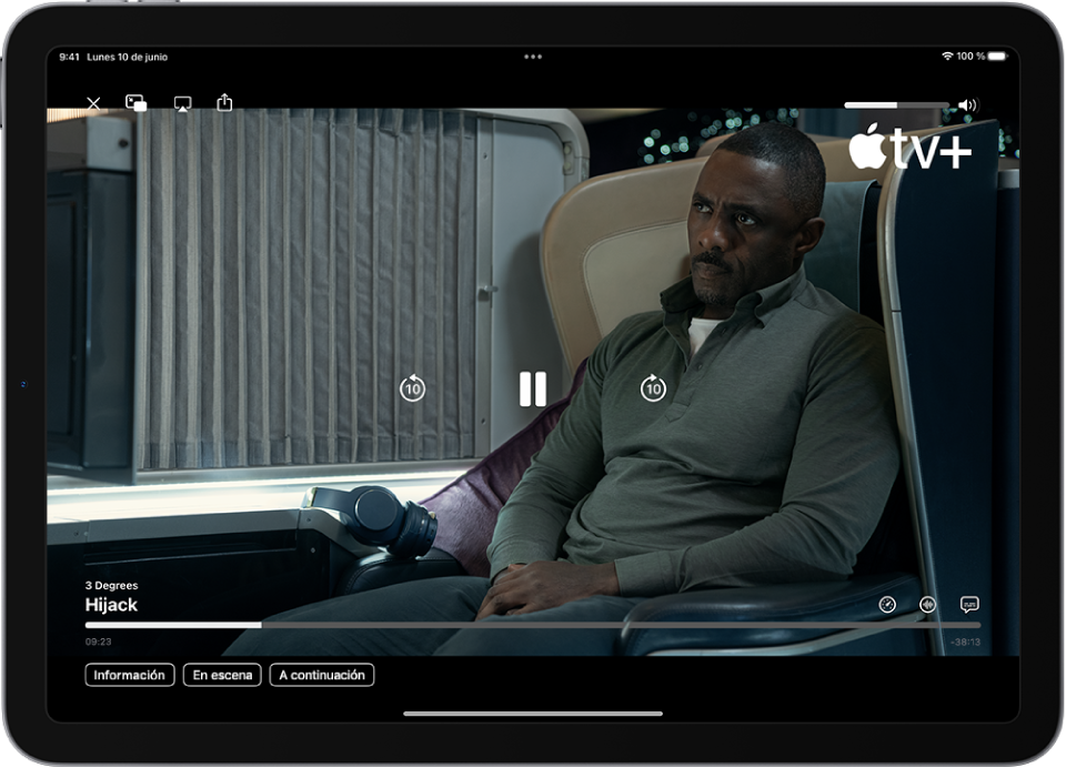 Serie reproduciéndose con los controles visibles. Los botones Cerrar, imagen dentro de imagen, AirPlay y Compartir están arriba a la izquierda. El regulador de volumen se encuentra en la parte superior derecha. En el centro están los botones para retroceder y avanzar 10 segundos y el botón de pausa. En la parte central del margen inferior hay un regulador que puedes arrastrar para ajustar la posición del vídeo: el tiempo de reproducción transcurrido y el restante se muestran a cada lado de la línea del regulador. En la parte inferior derecha están los botones Información, “En escena” y “A continuación”.