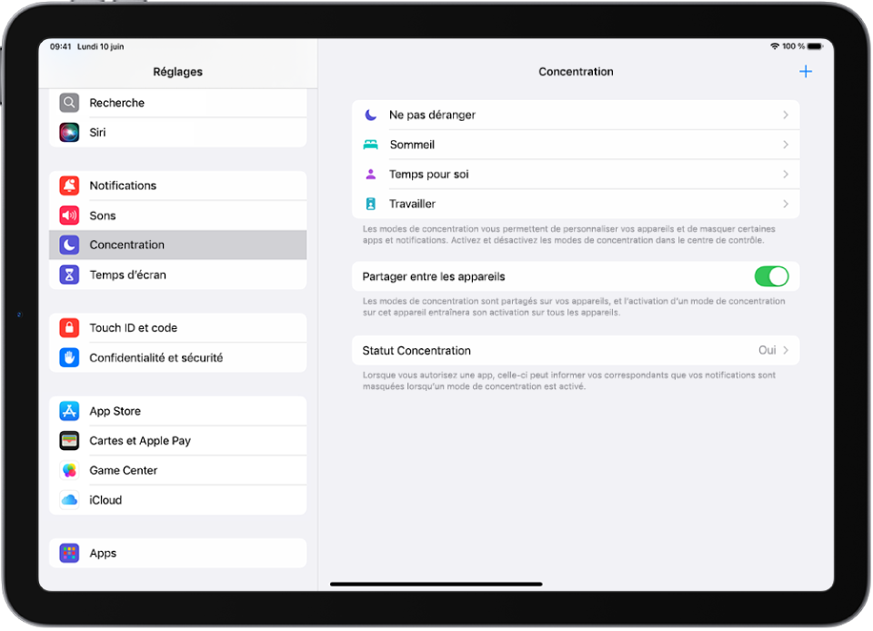 Un écran affichant six modes de concentration fournis : « Ne pas déranger », Conduite, « Aucun message pendant les appels », Repos, « Temps pour soi » et Travail. Le bouton « Partager entre les appareils » est activé, ce qui permet d’utiliser les mêmes réglages Concentration sur tous vos appareils Apple.