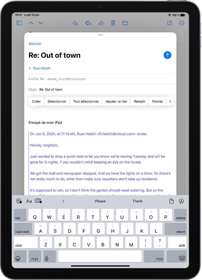 Dans Mail, un brouillon d’e-mail est en cours d’écriture. Des options d’ajout de pièces jointes sont affichées au-dessus du clavier.