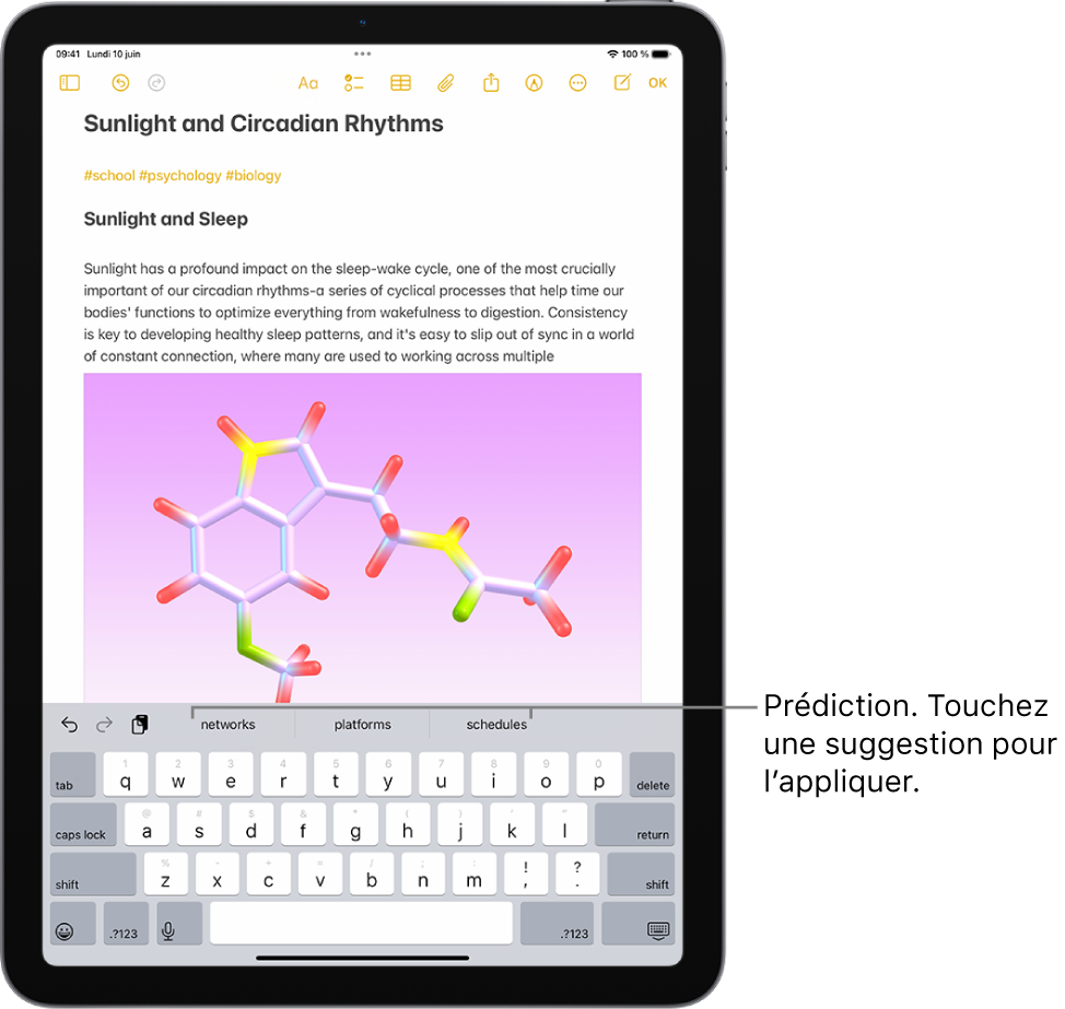 Le clavier à l’écran est ouvert dans l’app Notes. Le texte est saisi dans le champ de texte et, au-dessus du clavier, des suggestions de texte prédictif sont proposées pour le mot suivant.