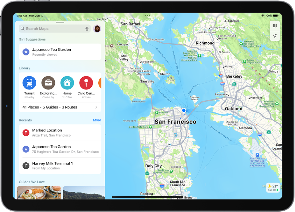 היישום ״מפות״ מציג מפה של אזור. שדה החיפוש מופיע למעלה מימין, ומתחתיו מופיעים ״הצעות של Siri״, מקומות מוצמדים בספריה, חיפושים אחרונים ומדריכים מומלצים.