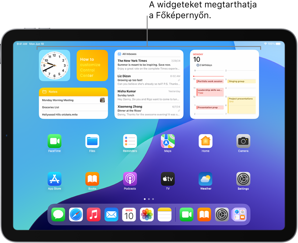 Az iPad Főképernyője. A képernyő tetején testreszabott widgetek találhatók az Időjárás, a Zene, a Fotók, az Emlékeztetők és az Otthon apphoz.