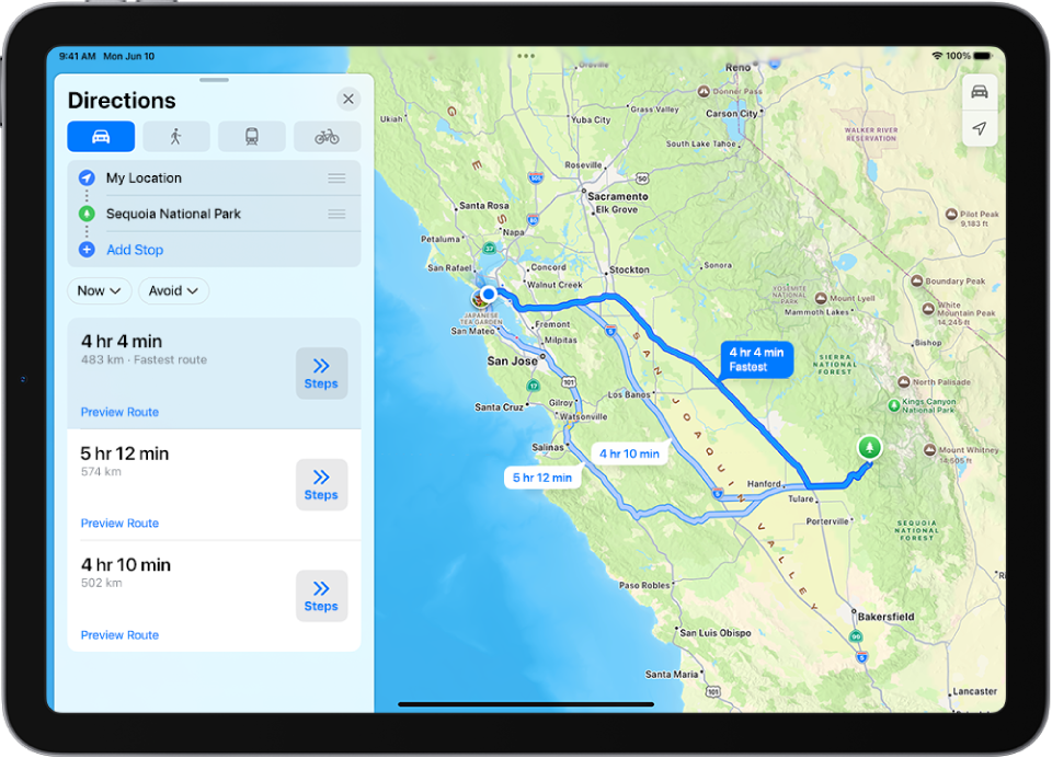 iPad menampilkan peta dengan beberapa pilihan rute berkendara ke tujuan yang sama. Setiap rute menampilkan perkiraan waktu dan jarak, dan tombol Langkah untuk melihat detail petunjuk. Kode warna di setiap rute menunjukkan kondisi lalu lintas.