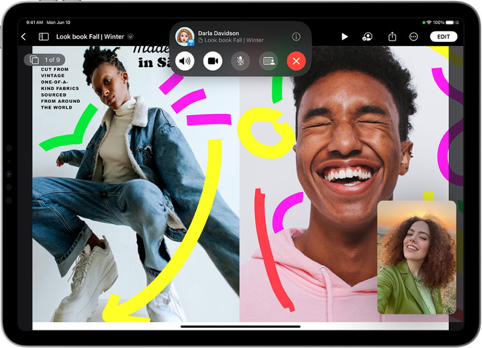 „FaceTime“ skambutis su „SharePlay“ seansu, kuriame rodomas pokalbio metu bendrinamas „Apple TV +“ vaizdo turinys. „FaceTime“ valdikliai rodomi ekrano viršuje, vaizdo įrašas leidžiamas šiek tiek žemiau valdiklių, o atkūrimo valdikliai yra ekrano apačioje.