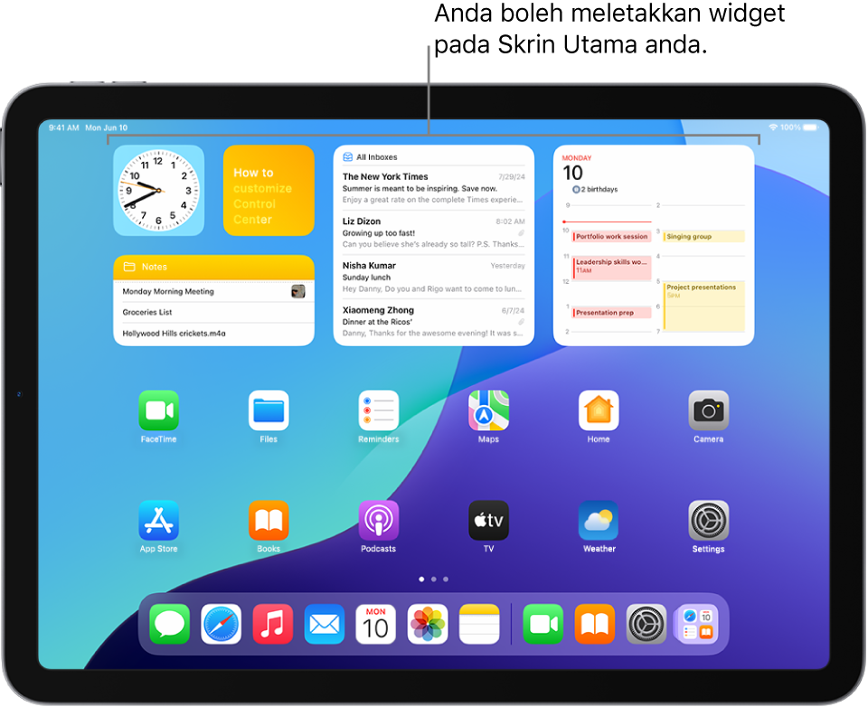 Skrin Utama iPad. Di bahagian atas skrin ialah widget disesuaikan untuk Cuaca, Muzik, Foto, Peringatan dan Rumah.