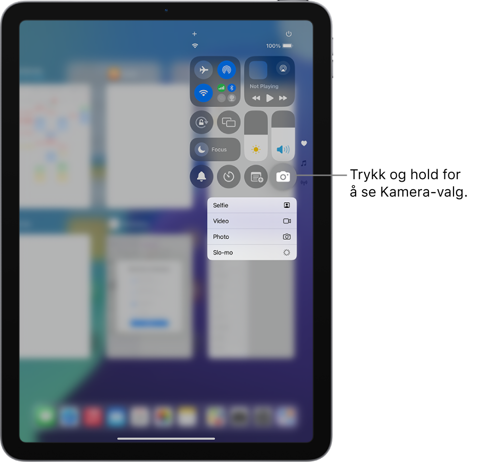 En skjerm som viser de ekstra Kamera-valgene som er tilgjengelig i Kontrollsenter når du trykker og holder på Kamera-kontrollen. Valgene er Selfie, Video, Bilde og Sakte.