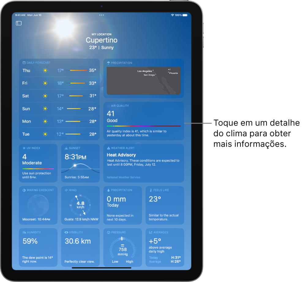 Tela do app Tempo mostrando a localização na parte superior e, abaixo, a temperatura e condição do tempo atuais. O resto da tela contém detalhes do tempo como previsão de dez dias, mapa de precipitação, posição da lua, direção e velocidade do vento, índice UV, hora em que o sol se põe, sensação térmica e visão geral de precipitação.