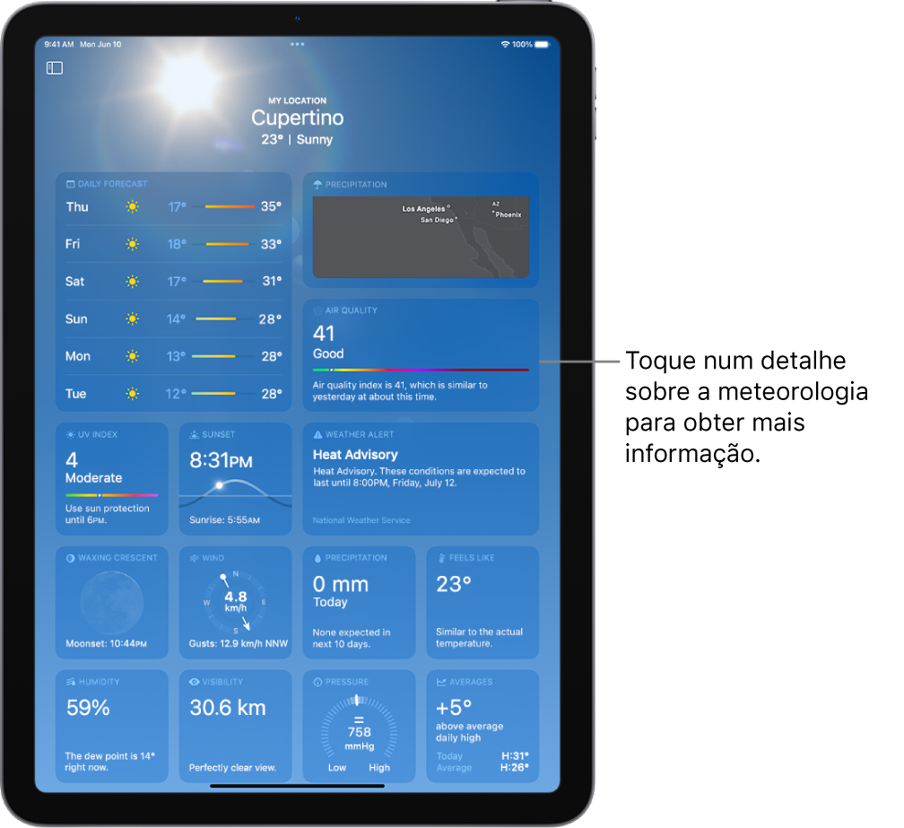 O ecrã da aplicação Meteorologia mostra a localização na parte superior e, por baixo, a temperatura atual e o estado do tempo. O resto do ecrã contém detalhes do estado do tempo como a previsão de dez dias, um mapa de precipitação, a posição da lua, a direção e velocidade do vento, o índice UV, a hora do pôr do sol, a sensação térmica e a previsão de precipitação.