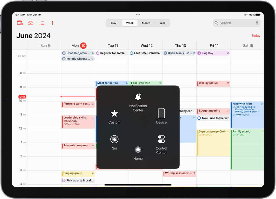 Um iPad com o menu AssistiveTouch visível a mostrar os controlos para a central de notificações, dispositivo, central de controlo, Casa, Siri e Personalizar.