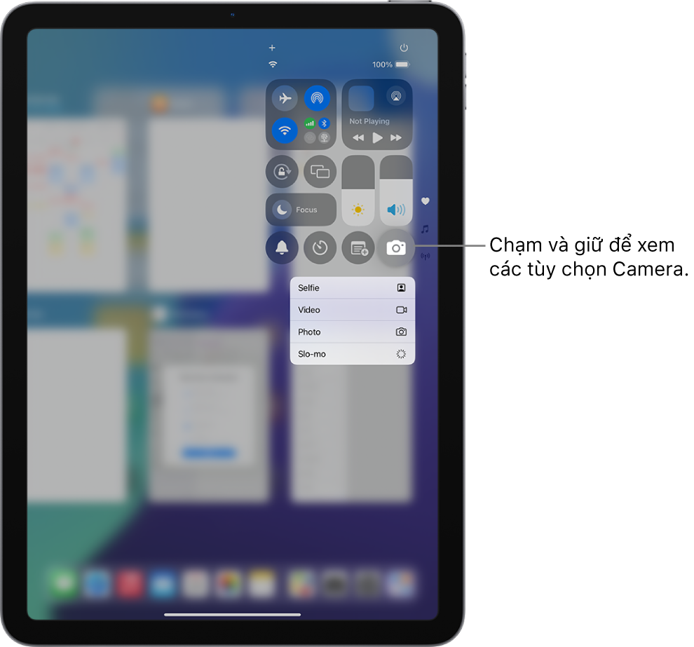 Một màn hình đang hiển thị các tùy chọn khác của Camera có sẵn trong Trung tâm điều khiển khi bạn chạm và giữ điều khiển Camera. Các tùy chọn là Selfie, Video, Ảnh và Slo-mo.