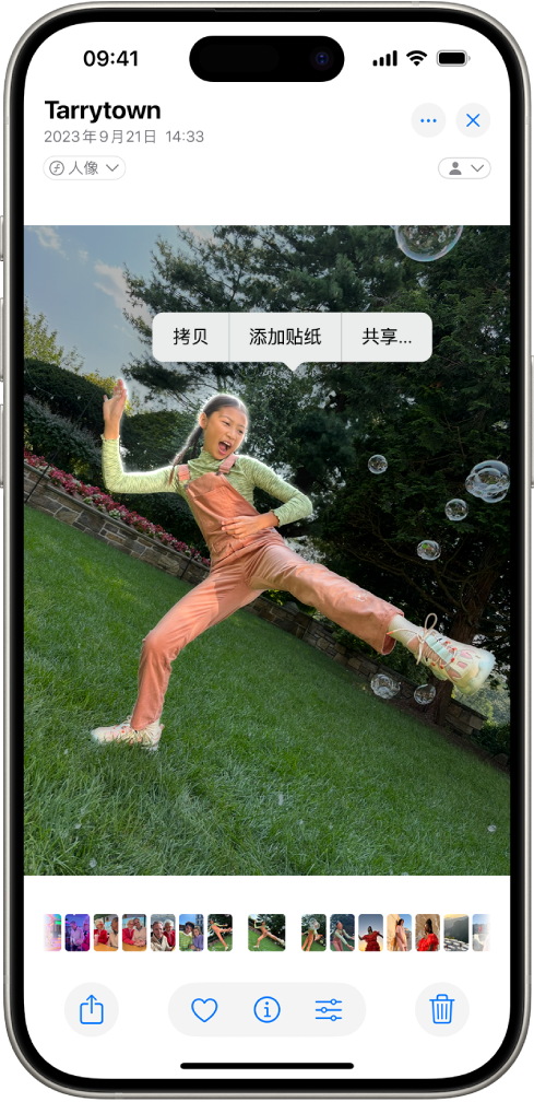 “照片” App 打开至一个人的照片。此人被选中，然后“添加贴纸”选项在上方菜单中可用。