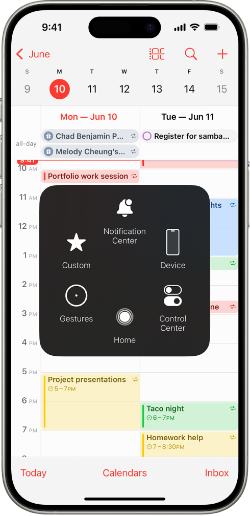 Un iPhone amb el menú de l’AssistiveTouch visible on es mostren els controls del centre de notificacions, el dispositiu, el centre de control, la pantalla d’inici, els gestos i la personalització.