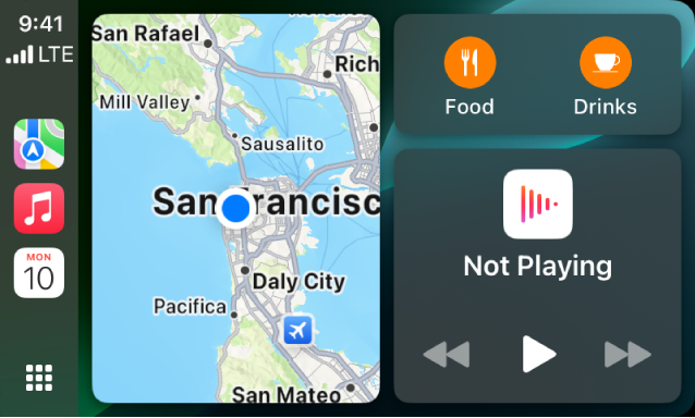 Palubní systém CarPlay s volbami Mapy, Hudba a Zprávy na bočním panelu. Napravo se nachází mapa Apple Parku, navigační okno a okno právě hrajících médií.