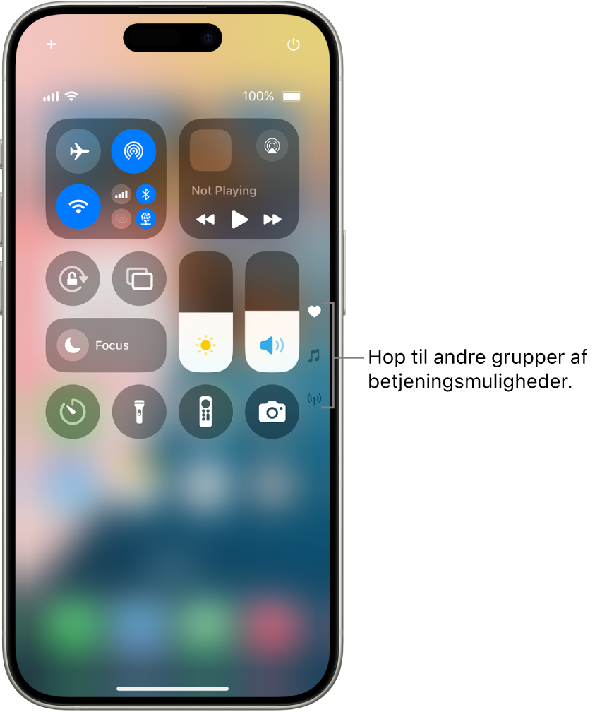 Kontrolcenter er åben på iPhone-skærmen med symboler til højre til at se andre grupper af betjeningsmuligheder.