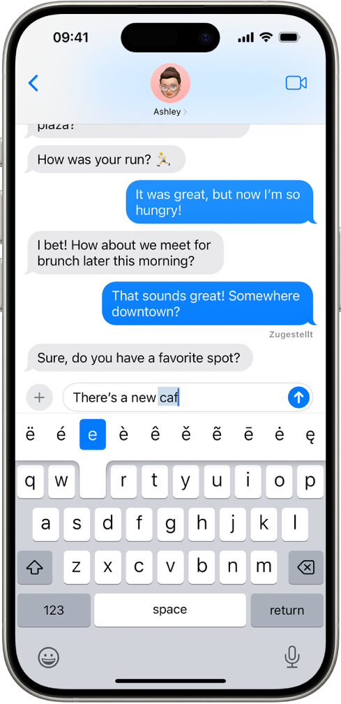 Die Bildschirmtastatur ist eingeblendet und zeigt die Alternativzeichen mit Akzenten, wenn du den Finger auf den Buchstaben E legst.
