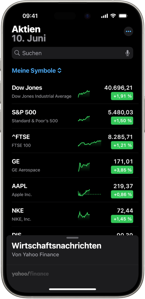 Eine Aktienliste in der App „Aktien“ mit einer Liste verschiedener Aktien. Jede Aktie in der Liste zeigt von links nach rechts das Aktiensymbol und den Namen der Aktie, ein Entwicklungsdiagramm, den Aktienkurs und Kursänderungen. Oben auf dem Bildschirm, über dem Titel der Aktienliste „Meine Symbole“, befindet sich das Suchfeld. Unten auf dem Bildschirm befindet sich der Bereich „Wirtschaftsnachrichten“. Streiche darauf nach oben, um Storys anzuzeigen.