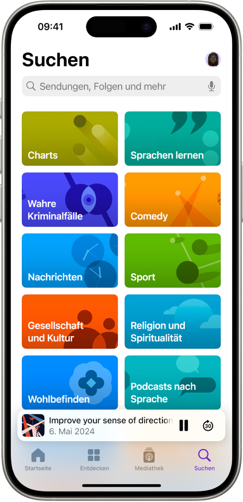 Der Suchbildschirm in der App „Podcasts“ mit Podcast-Kategorien. Im unteren Bereich des Bildschirms sind das Coverbild und der Titel der Folge sowie die Tasten „Pause“ und „Vorspringen“. Unten auf dem Bildschirm werden die Tasten „Startseite“, „Entdecken“, „Mediathek“ und „Suchen“ angezeigt.