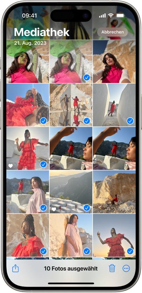 Der iPhone-Bildschirm mit einem Fotoraster und einigen ausgewählten Fotos. Unten auf dem Bildschirm werden die Tasten „Teilen“, „Löschen“ und „Mehr“ angezeigt.