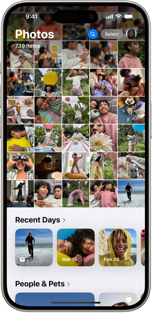 La app Fotos muestra la cuadrícula de fotos de la fototeca. En la parte inferior de la pantalla están las secciones Días recientes y Personas y mascotas.