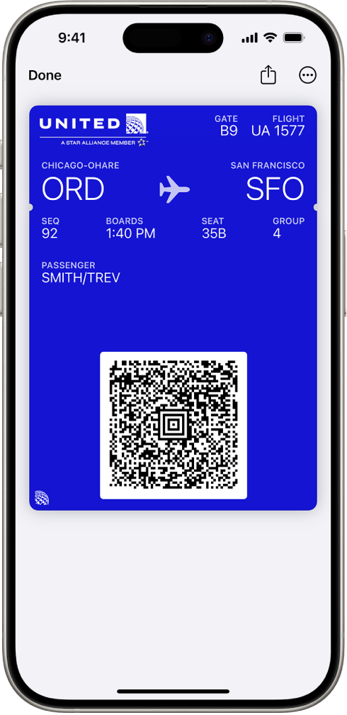 Un pase de abordar en la app Wallet mostrando información de un vuelo y el código QR en la parte inferior.