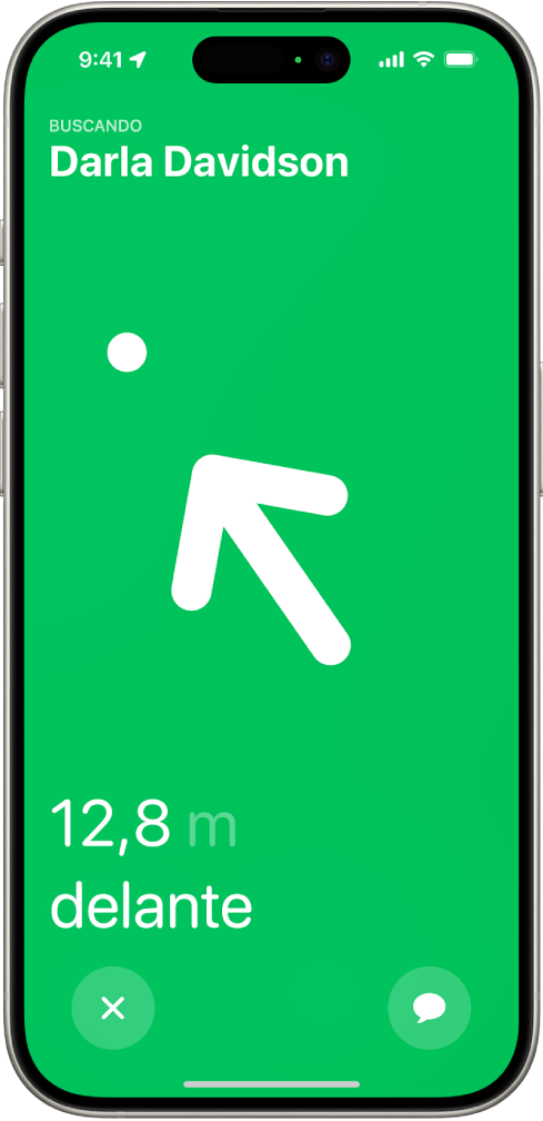 El nombre de la persona que se va a localizar con la búsqueda de precisión está en la esquina superior izquierda, y una flecha apunta en su dirección con una estimación de la distancia a la que estáis. En la parte inferior de la pantalla hay botones para cerrar la búsqueda de precisión y enviar un mensaje a la persona.