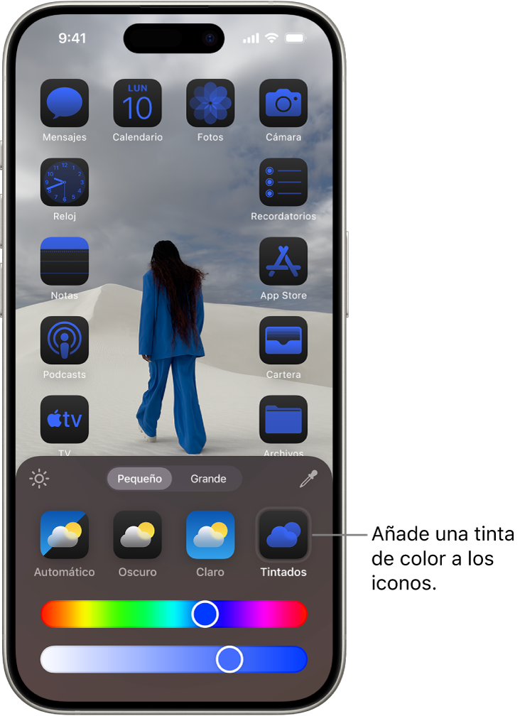 Una pantalla de inicio personalizada con iconos tintados de color azul y dispuestos de manera que enmarcan la foto, y controles en la parte inferior de la pantalla para personalizar los iconos. Las opciones incluyen los botones Automático, Oscuro, Claro y Tintado, reguladores para seleccionar el color y la saturación, y los botones Grande y Pequeño para configurar el tamaño de los iconos.