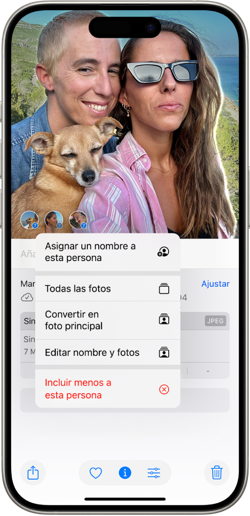 La mitad superior de la pantalla del iPhone muestra una foto abierta en la app Fotos. En la esquina inferior izquierda de la foto hay interrogantes junto a las personas y mascotas que aparecen en la foto. Se selecciona un interrogante y un menú de opciones incluye, de arriba abajo, “Asignar un nombre a esta persona”, “Todas las fotos”, “Convertir en foto principal”, “Editar nombre y fotos” e “Incluir menos a esta persona”.