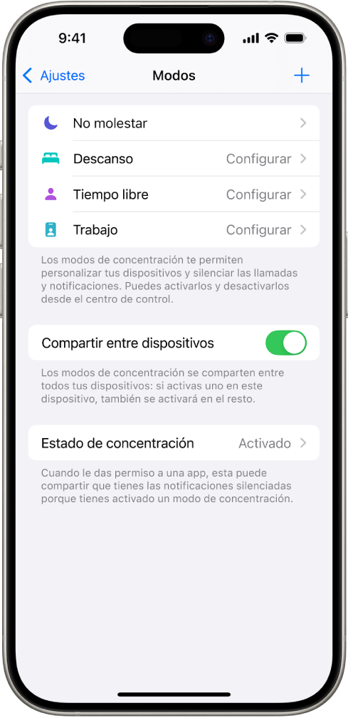 Pantalla con cinco opciones de concentración proporcionadas: “No molestar”, “No recibir mensajes durante llamadas”, Descanso, “Tiempo libre” y Trabajo. La opción “Compartir entre dispositivos” está activada, lo que permite utilizar la misma configuración de concentración en todos tus dispositivos Apple.