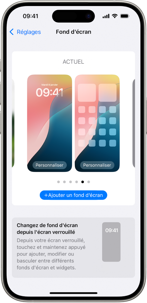 L’écran des réglages « Fond d’écran » avec des boutons permettant de personnaliser le fond d’écran actuel de l’écran d’accueil et de l’écran verrouillé, ainsi que le bouton « Ajouter un fond d’écran » permettant de changer de fond d’écran.
