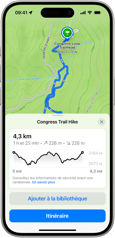 Une vue d’ensemble d’une randonnée téléchargeable, avec la distance, le profil de dénivelé, la durée estimée, ainsi que des options pour enregistrer la randonnée ou afficher l’itinéraire jusqu’au début du sentier.