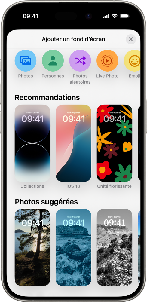 L’écran « Ajouter un fond d’écran » avec une galerie de fonds d’écran permettant de personnaliser l’écran verrouillé de l’iPhone. Les fonds d’écran sont organisés en différentes catégories, comme Sélection et « Photos suggérées ». En haut de l’écran figurent différents boutons permettant d’ajouter à l’écran verrouillé des photos et photos en mode aléatoire, des personnes, des Emoji, ainsi qu’un fond d’écran météo.