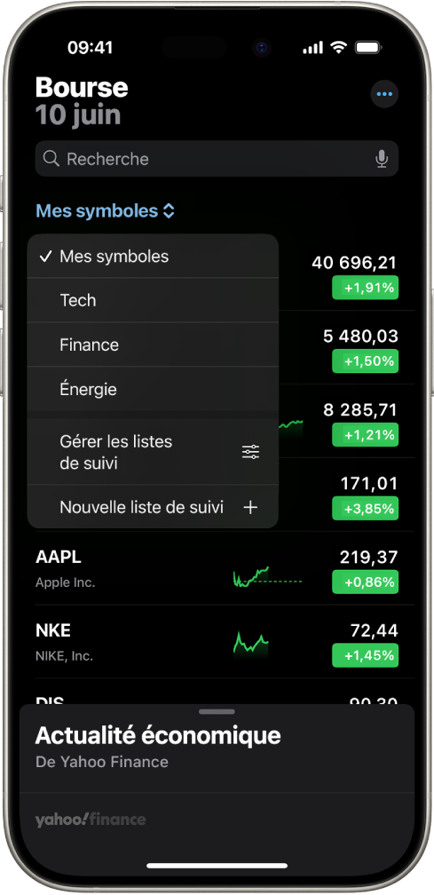 Une liste de suivi dans l’app Bourse avec une liste de diverses actions. Chaque action de la liste affiche, de gauche à droite, le symbole et le nom de l’action, un graphique des performances, le cours de l’action et les évolutions du cours. En haut de l’écran, la liste de suivi « Mes symboles » est sélectionnée. Les listes de suivi et options suivantes sont également disponibles : Technologie, Finance, Énergie, « Gérer les listes de suivi » et « Nouvelle liste de suivi ».