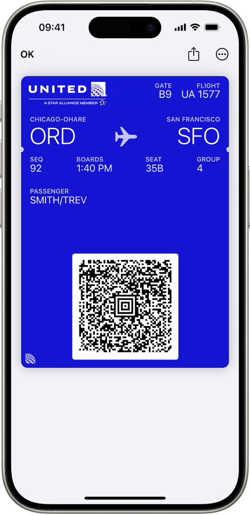 Une carte d’embarquement dans l’app Cartes, avec les informations du vol et un code QR.