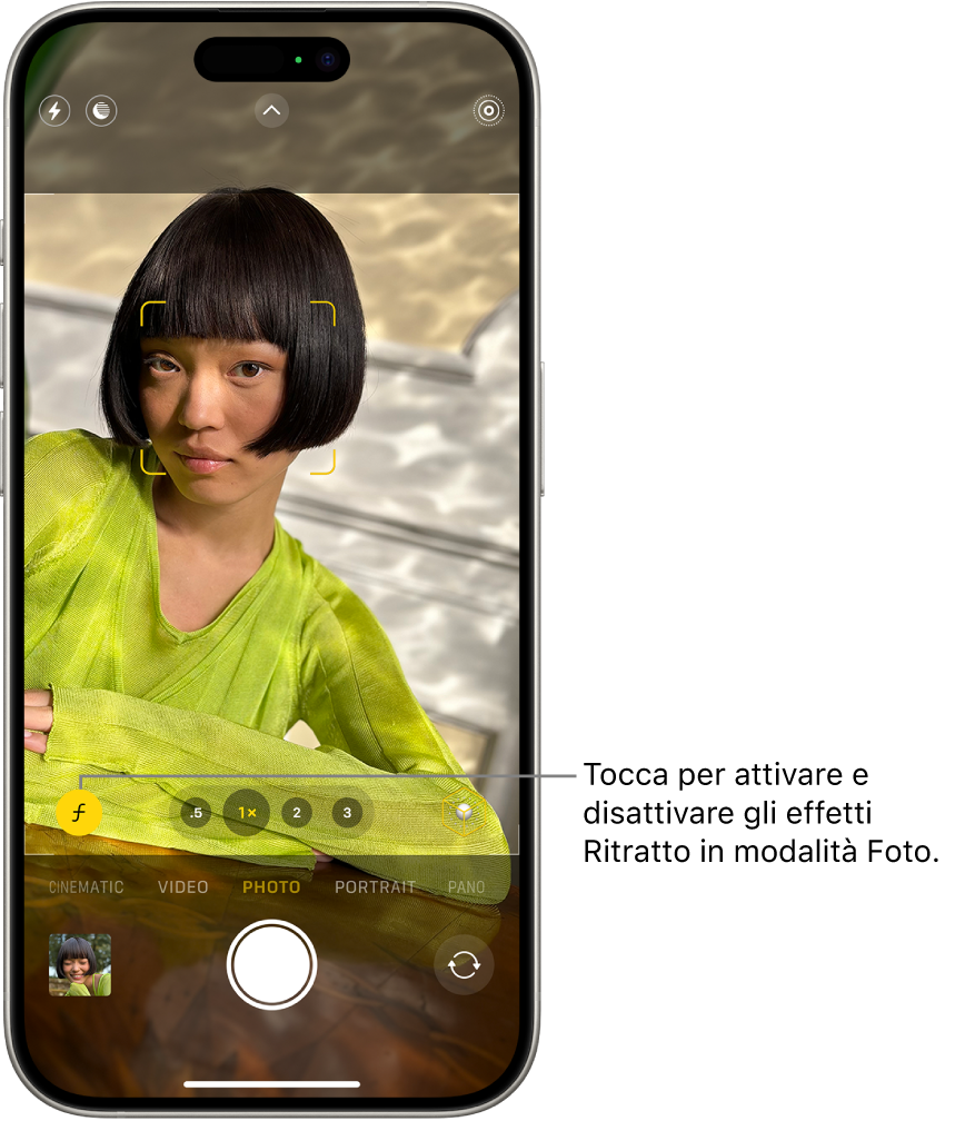 La schermata di Fotocamera in modalità Foto; nel visore, il soggetto è a fuoco e lo sfondo è sfocato. Nell’angolo in basso a sinistra del visore, il pulsante Profondità è selezionato per applicare l’effetto Ritratto.